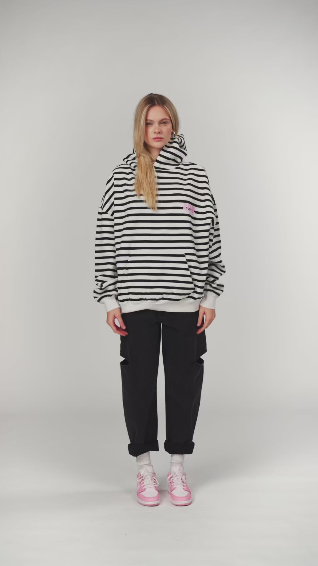 Hoodie Striped, Video, schwarz-weißer Oversized-Hoodie im Streifenmuster mit pinkem 3D-Print in Bewegung