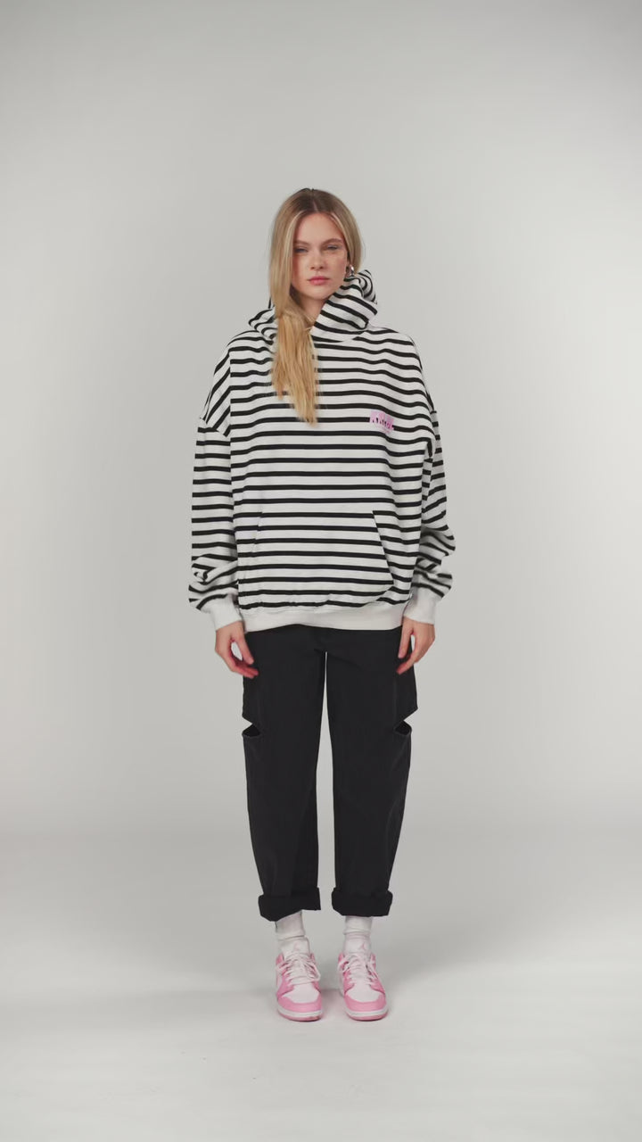 Hoodie Striped, Video, schwarz-weißer Oversized-Hoodie im Streifenmuster mit pinkem 3D-Print in Bewegung