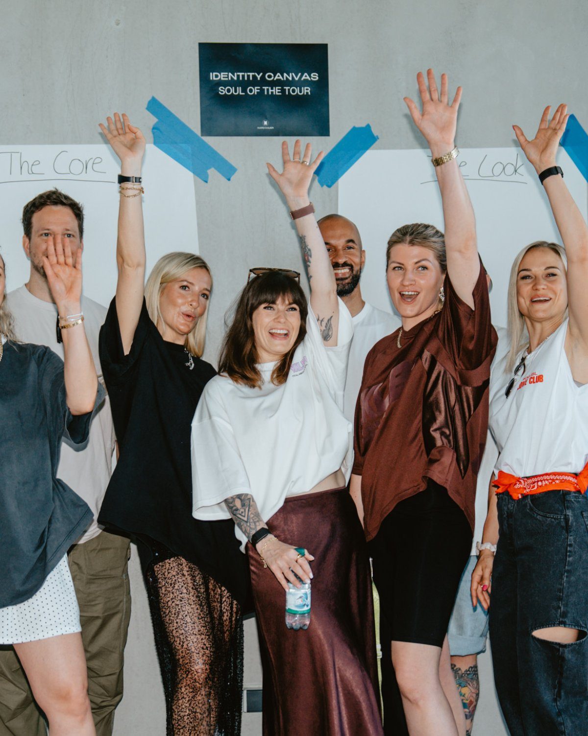 Karo Kauer Team und KOMMUNITY KREW feiern den Abschluss des Tour-Workshops vor dem Identity Canvas