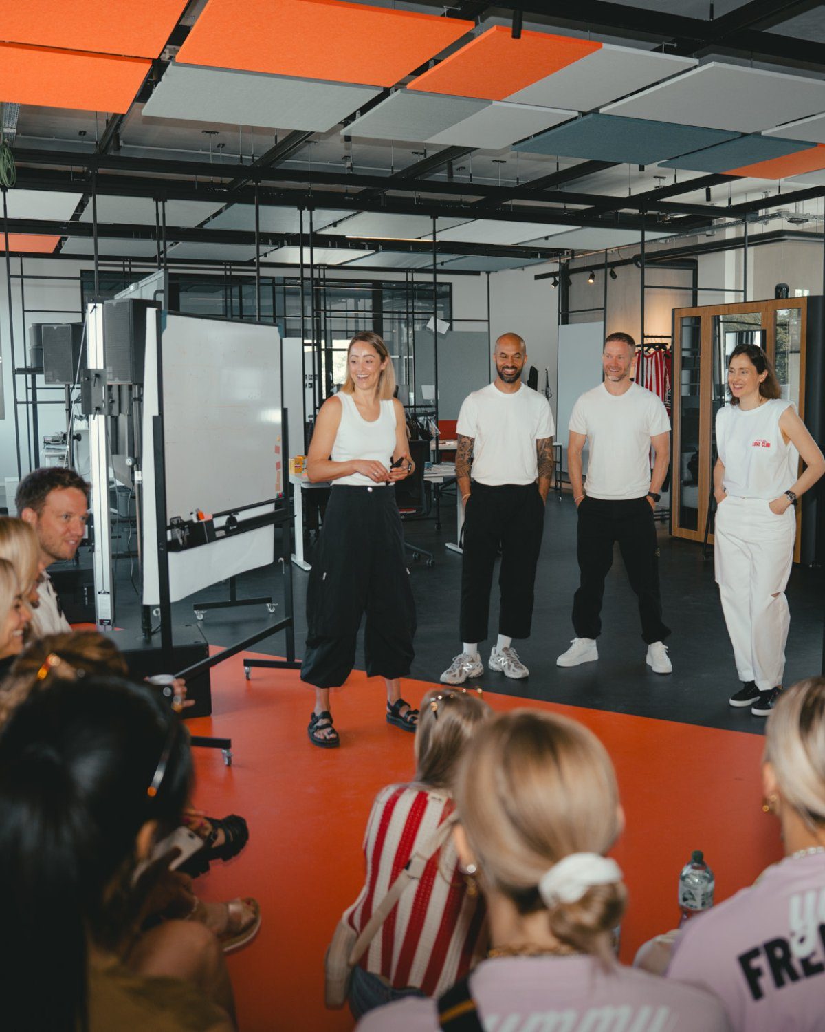 Das Karo Kauer Team begrüßt die KOMMUNITY KREW zum Auftakt des Tour-Workshops